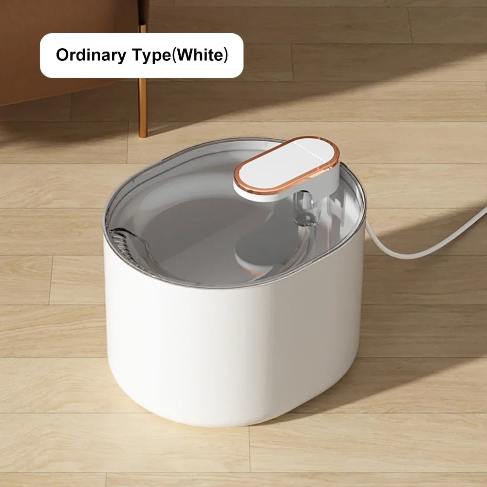 Distributeur d'eau ordinaire blanc avec couvercle doré et cordon d'alimentation, design moderne.