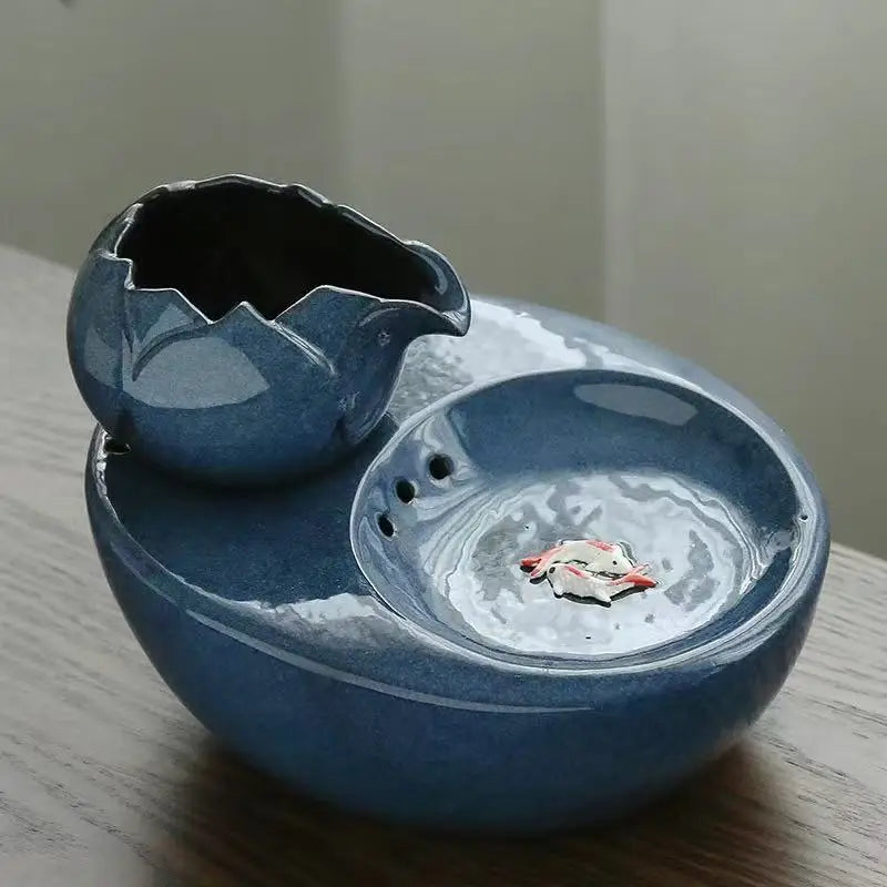 Fontaine en céramique bleue, design élégant avec vase et bassin, décoration intérieure raffinée.