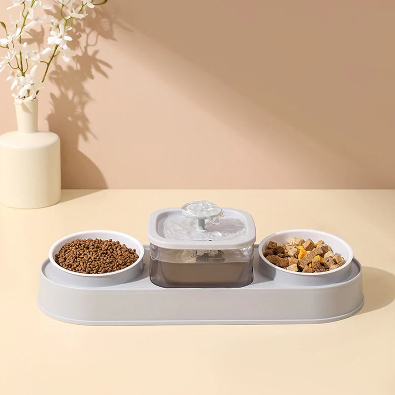 Distributeur automatique pour animaux, gris, avec fontaine et deux bols pour croquettes et nourriture humide.