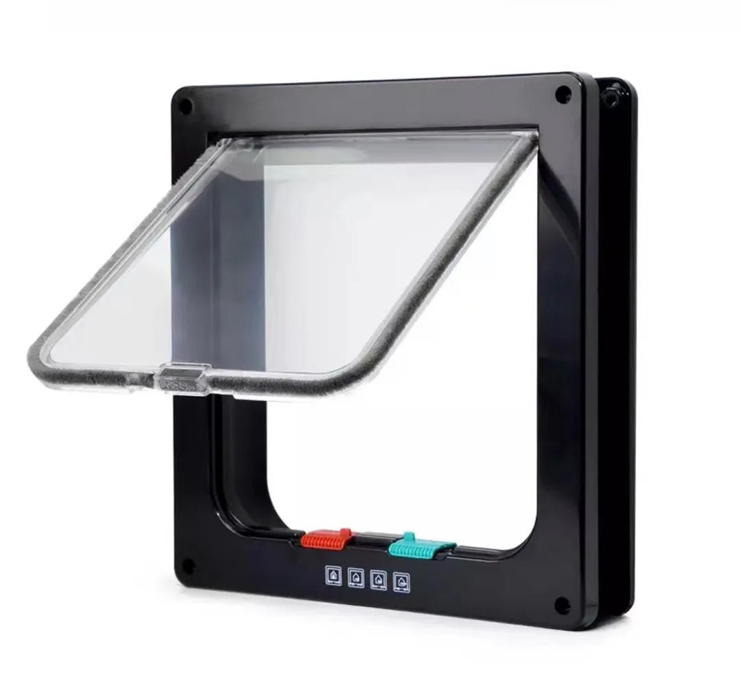 Chatière transparente en plastique noir avec panneau basculant et système de verrouillage pratique.