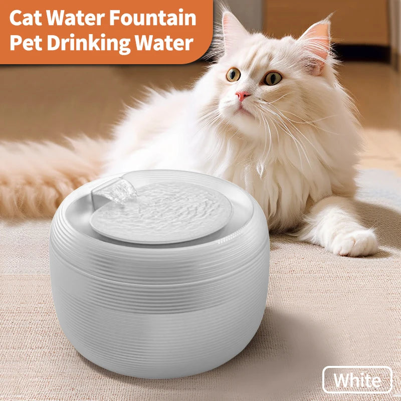 Fontaine à eau pour chat, couleur blanche, design élégant, encourage l'hydratation des animaux de compagnie.