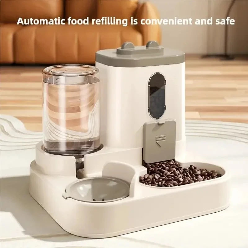 Distributeur automatique de nourriture beige, avec réservoir en verre, pratique et sûr pour animaux de compagnie.
