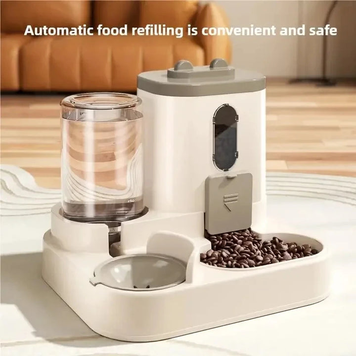 Distributeur automatique de nourriture beige, avec réservoir en verre, pratique et sûr pour animaux de compagnie.
