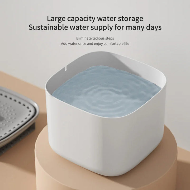 Réservoir d'eau de grande capacité en blanc, durable, fournit de l'eau pendant plusieurs jours.