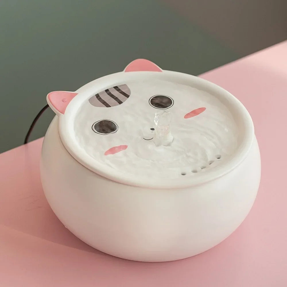 Distributeur d'eau pour animaux en céramique blanc avec oreilles de chat, design mignon et fontaine intégrée.