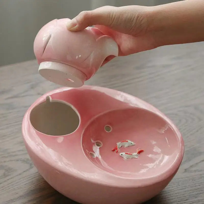Bac à poissons en céramique rose avec motifs de poissons, idéal pour la décoration intérieure.