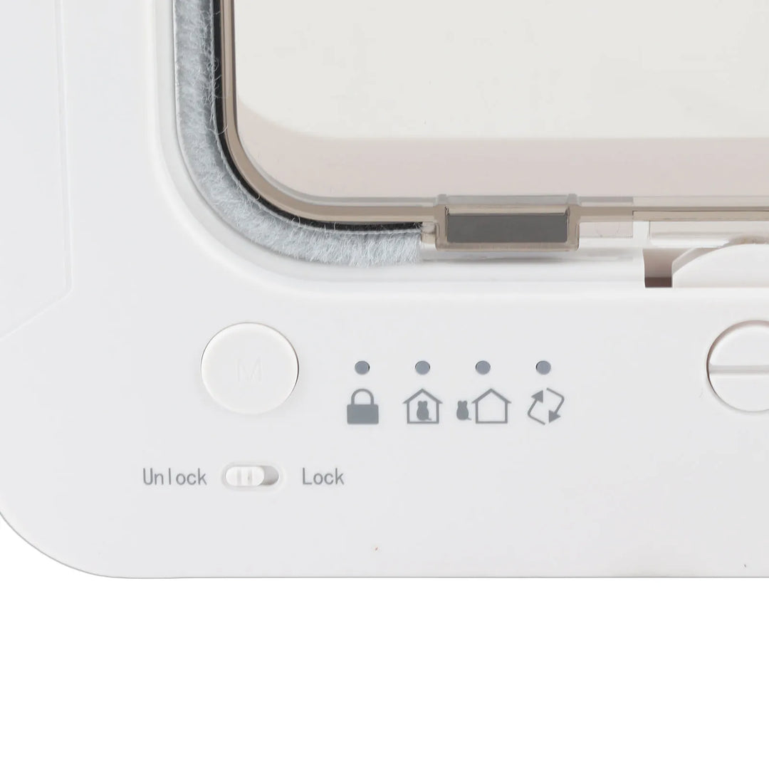 Porte automatique blanche avec panneaux de contrôle et fonctions de verrouillage-déverrouillage.