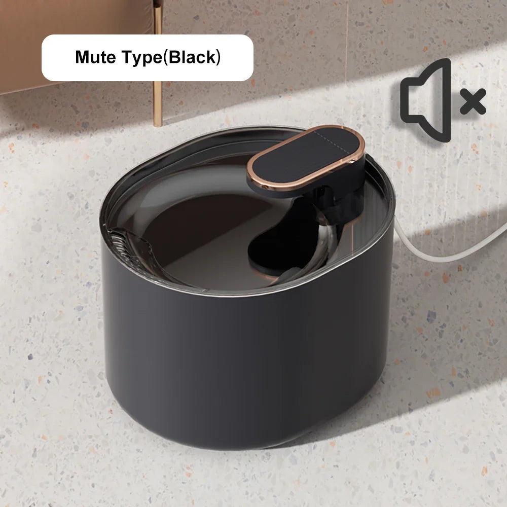 Cendrier silencieux noir avec couvercle doré, design moderne et élégant, idéal pour une utilisation intérieure.