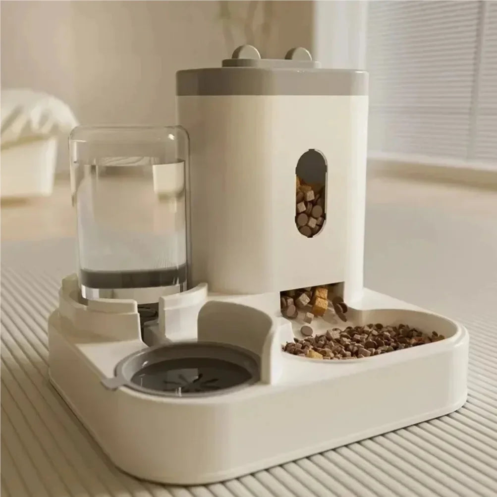 Distributeur d'eau et de croquettes pour animaux, couleur beige, plastique, design pratique et moderne.