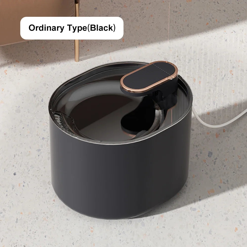 Corbeille ordinaire noire avec couvercle doré, design moderne pour un intérieur élégant.