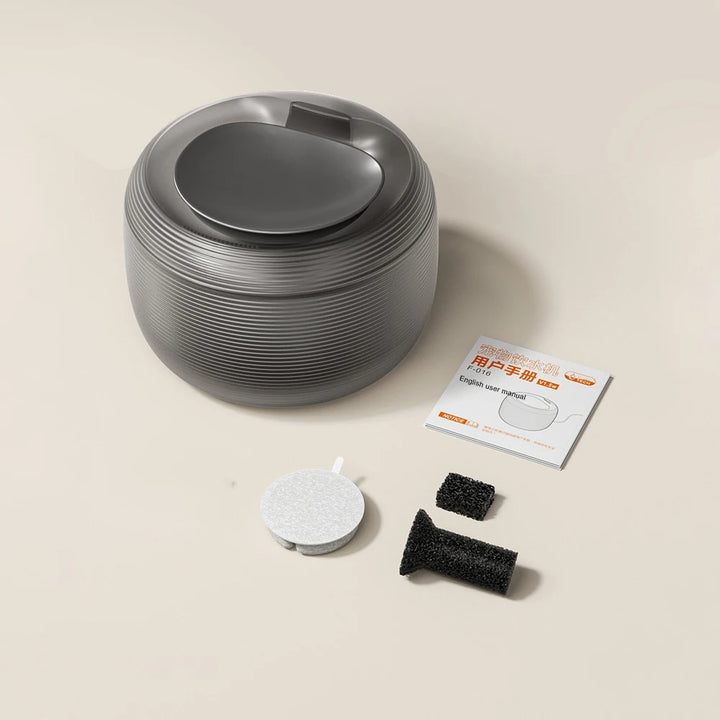 Bac de rangement gris en plastique avec couvercle, accessoires et manuel d'utilisation.