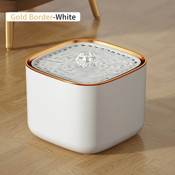 Fontaine décorative carrée blanche avec bord doré, design moderne et éclat d'eau.