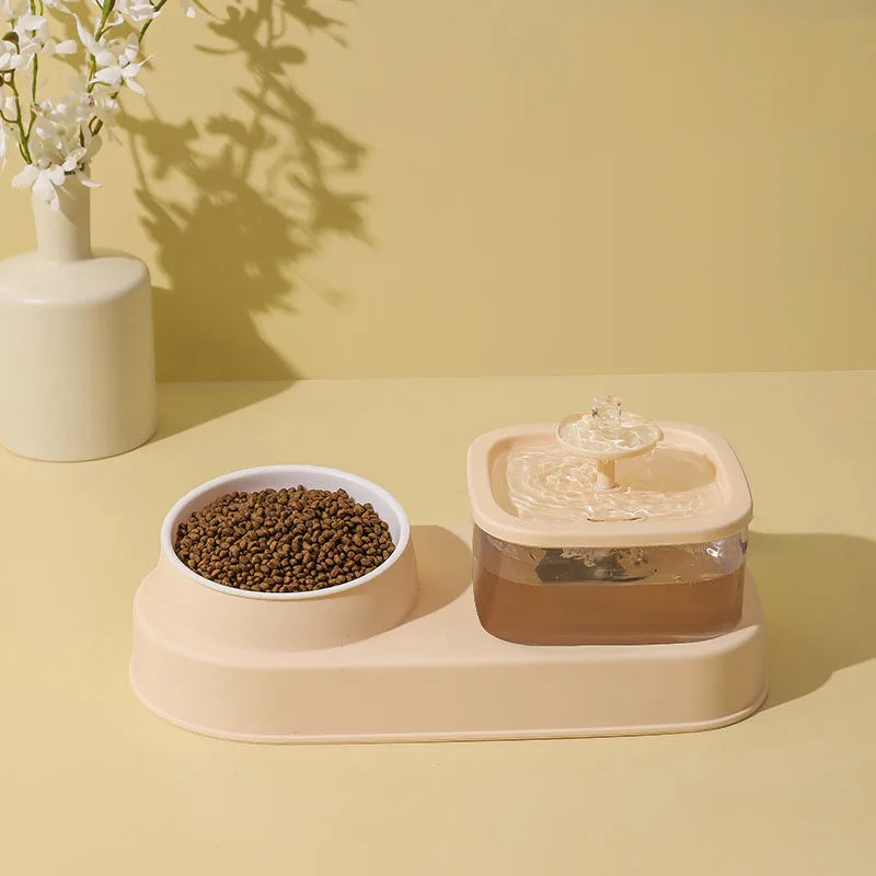 Récipient pour animaux : bol à croquettes blanc et fontaine à eau beige en plastique.