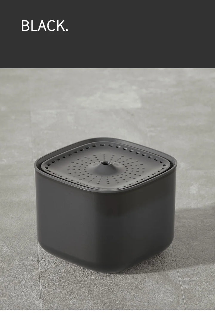 Bac de stockage noir en plastique avec couvercle perforé, design moderne et élégant.