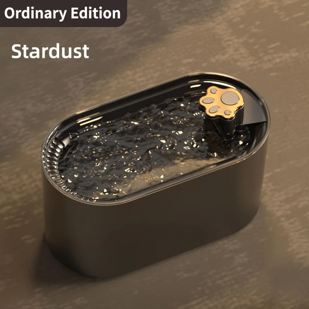 Fontaine à eau pour animaux Stardust, noire, avec robinet en forme de patte, édition ordinaire.