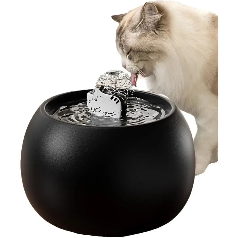 Fontaine à eau pour chats en noir, design rond, avec diffuseur en forme de chat, encourage l'hydratation.