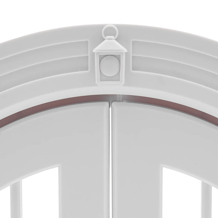 Porte décorative blanche en PVC avec lanternes, style moderne, idéale pour l'intérieur et l'extérieur.