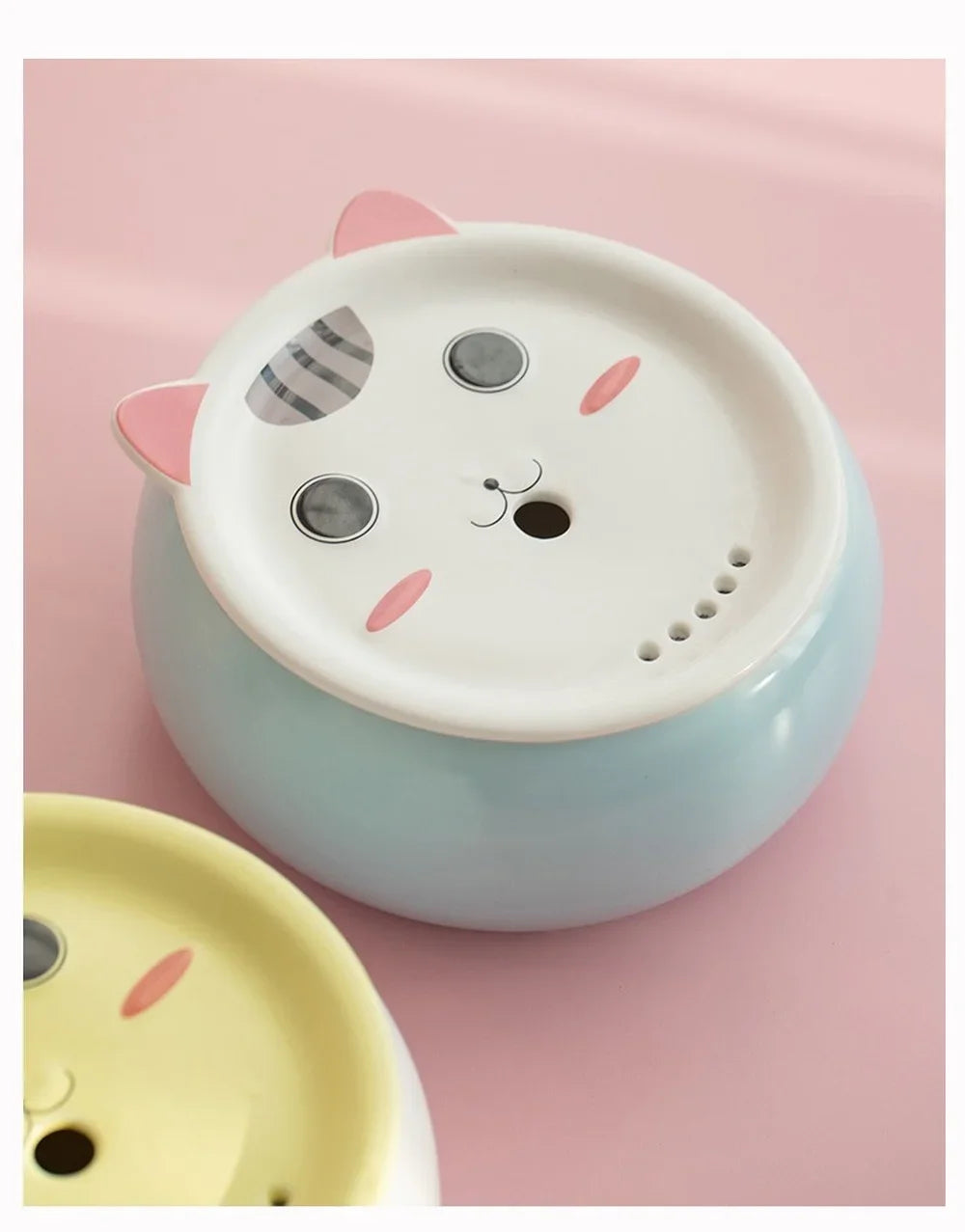 Bol à monnaie en céramique, design chat, couleur bleu, avec détails mignons et œillet pour inscription.