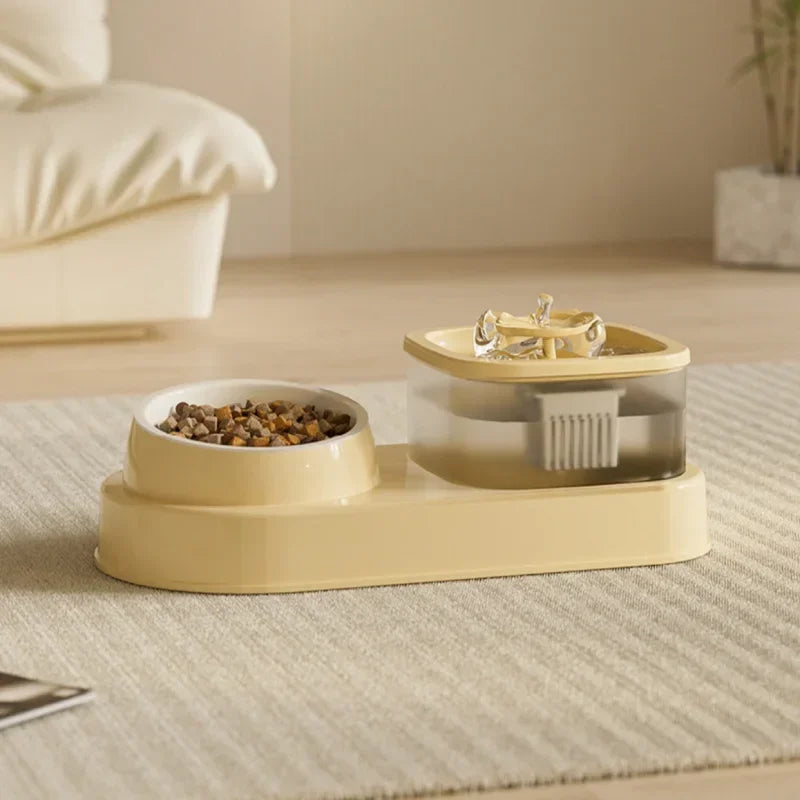 Distributeur d'eau et deux bols en plastique beige pour animaux, design moderne et fonctionnel.