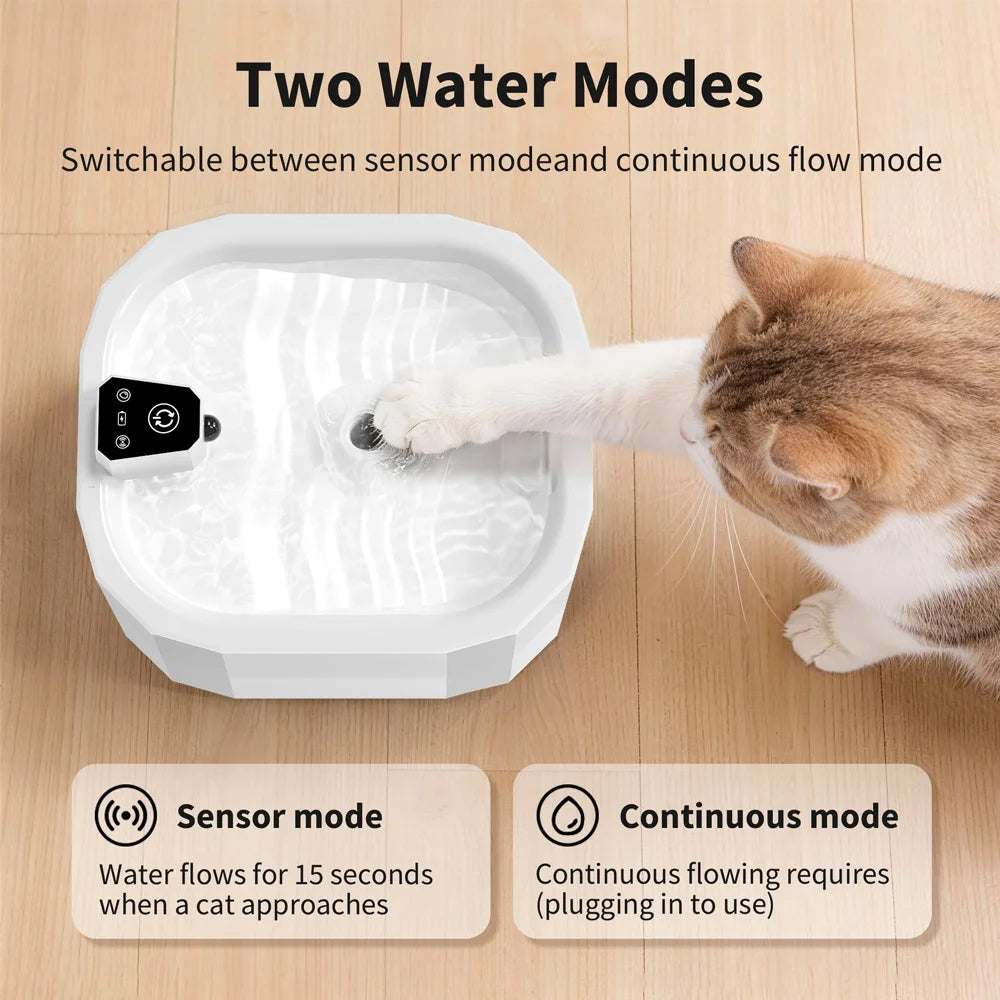 Fontaine pour chat blanche avec modes de capteur et de flux continu sur un sol en bois.