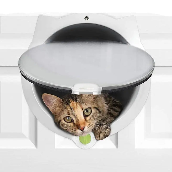 Chatière électronique pour chat, blanche, avec capteur et ouverture silencieuse.