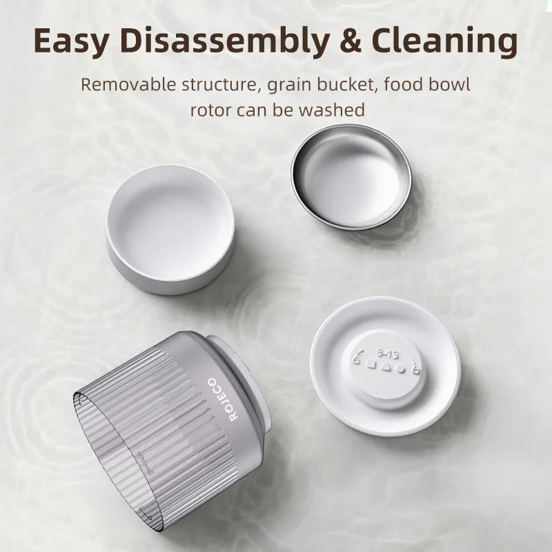 Structure démontable en gris, seau à grains et rotor de bol alimentaire faciles à nettoyer.