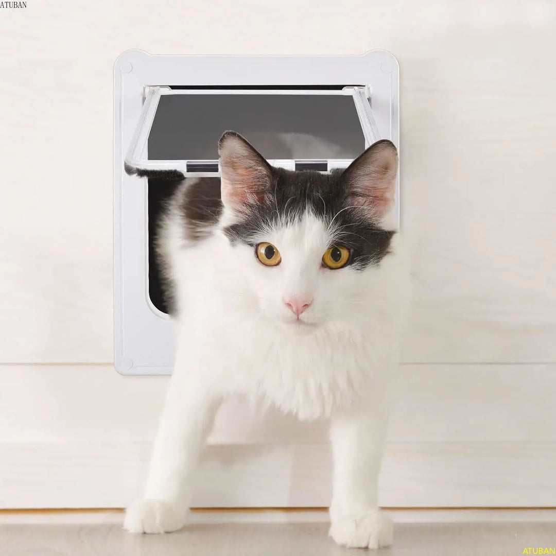 Chatière en plastique blanc pour chats, avec un chat noir et blanc sortant à travers l'ouverture.