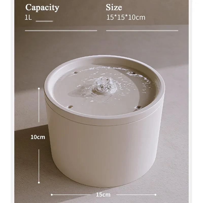 Fontaine décorative blanche en céramique, capacité 1L, dimensions 15x15x10cm, avec effet d'eau apaisant.