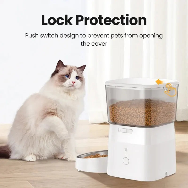 Distributeur automatique de nourriture pour animaux, blanc, avec protection contre les ouvertures non autorisées.