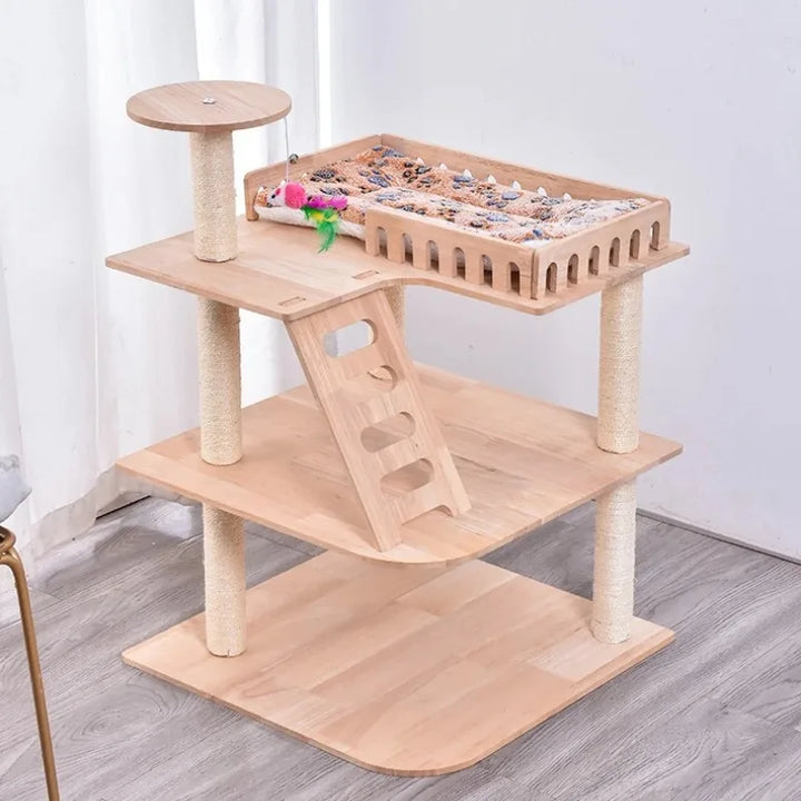 Kratzbaum aus Holz – Modell „WoodlandPaws“