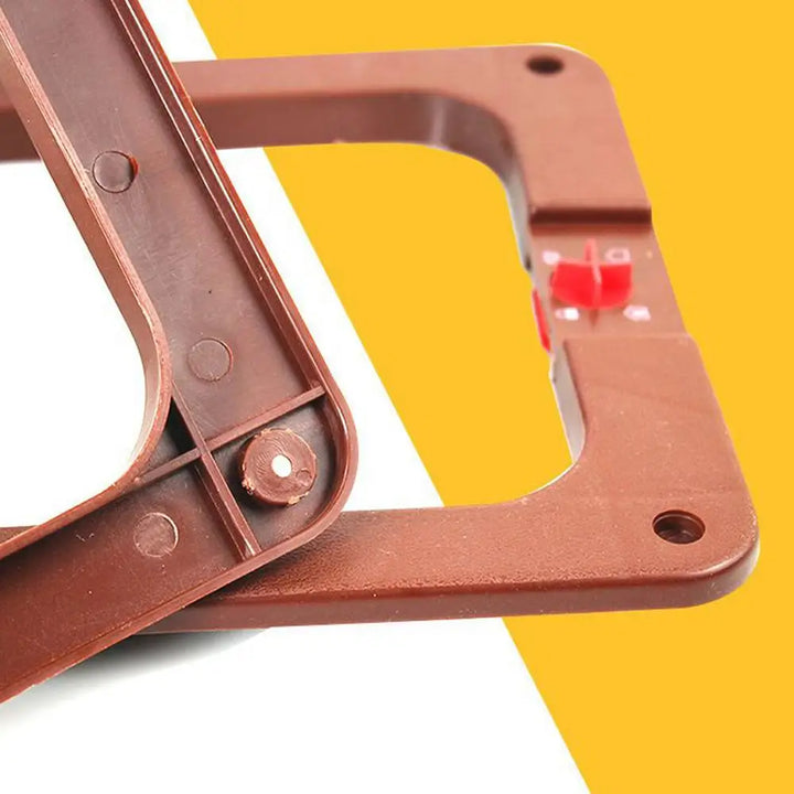 Cadre en plastique brun pour accessoires, robuste et pratique avec design fonctionnel.