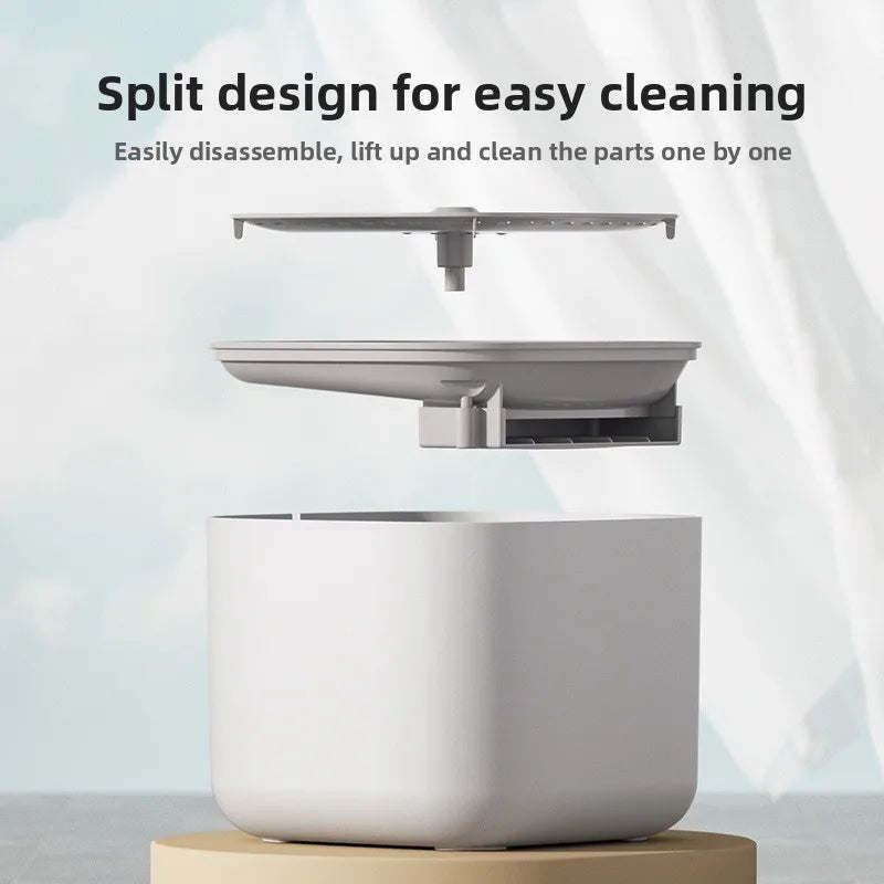 Design séparé pour un nettoyage facile, bac en plastique blanc, pratique et fonctionnel.