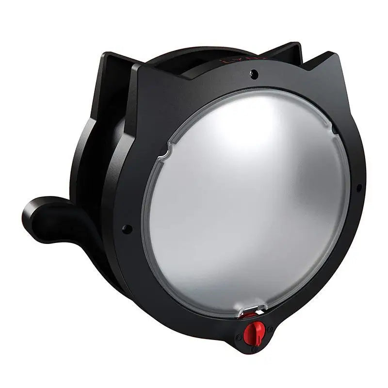 Accessoire de pêche noir en métal, bobine avec manivelle rouge, robuste et de haute qualité.