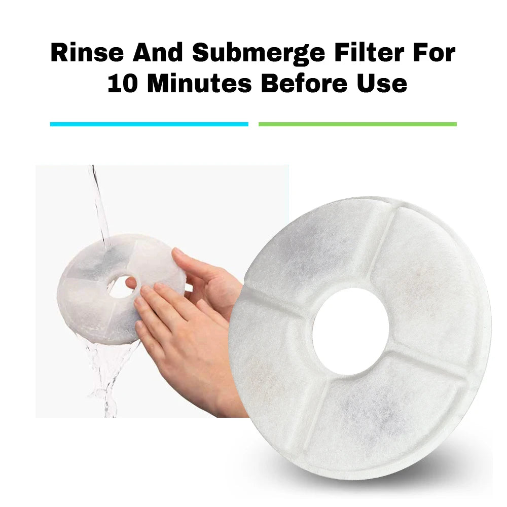 Filtre rond en matériau blanc, conçu pour être rincé et immergé avant utilisation.